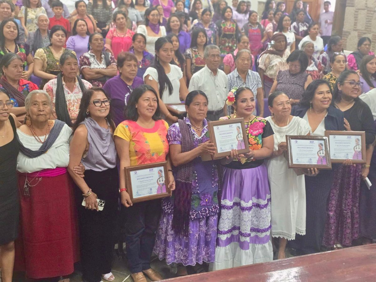Elizabeth_SG1's tweet image. Agradezco al Ayuntamiento de Tlacolula de Matamoros el reconocimiento que me otorgaron como “Distinguida Mujer Política” en el marco del #8M “Día Internacional de la Mujer”. Este reconocimiento es también para la lucha histórica de las mujeres que nos antecedieron.