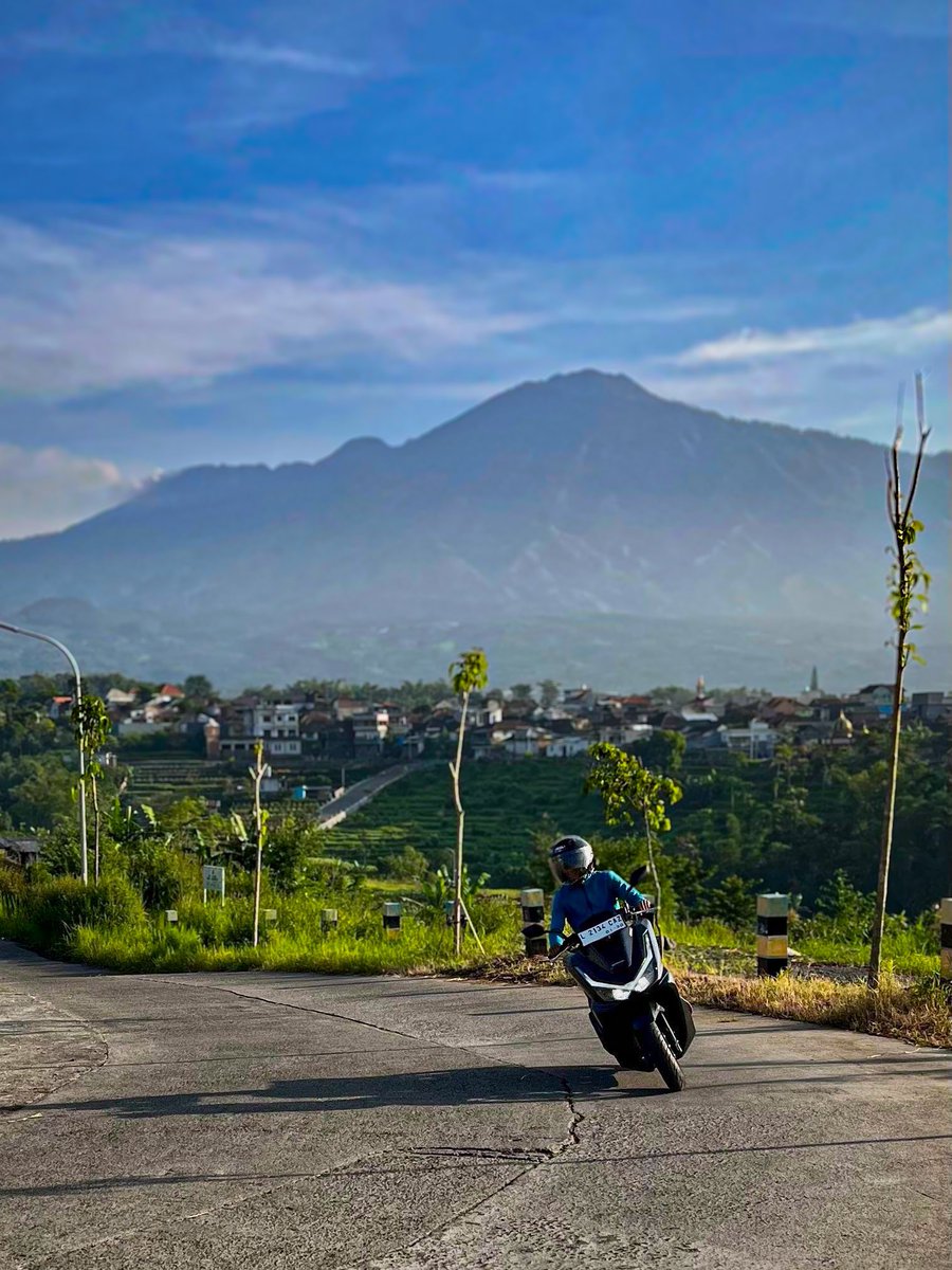 AzizSan44's tweet photo. Secercah pagi selalu memberikan harapan di setiap langkah kehidupan dan semangat untuk terus bertumbuh.
- unknow -
#TwoWheelLovers #PCX160RoadSync #HondaRoadSync #RoadSync #OneHeart #SatuHati #HondaCommunity #HondaCommunityJatim #MalangMaticMania #ShotOniPhone #iPhoneGraphy https://t.co/F8onGWcmZ6