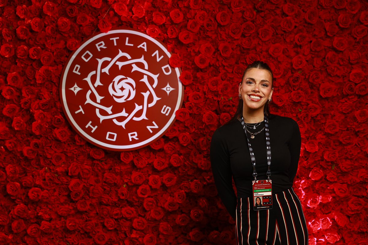 KacieVS's tweet photo. happy season 4 🌹 

Thorns I love ya, Portland I love ya, let’s gooo soccer city 🥹 https://t.co/DWUEnUg9QC