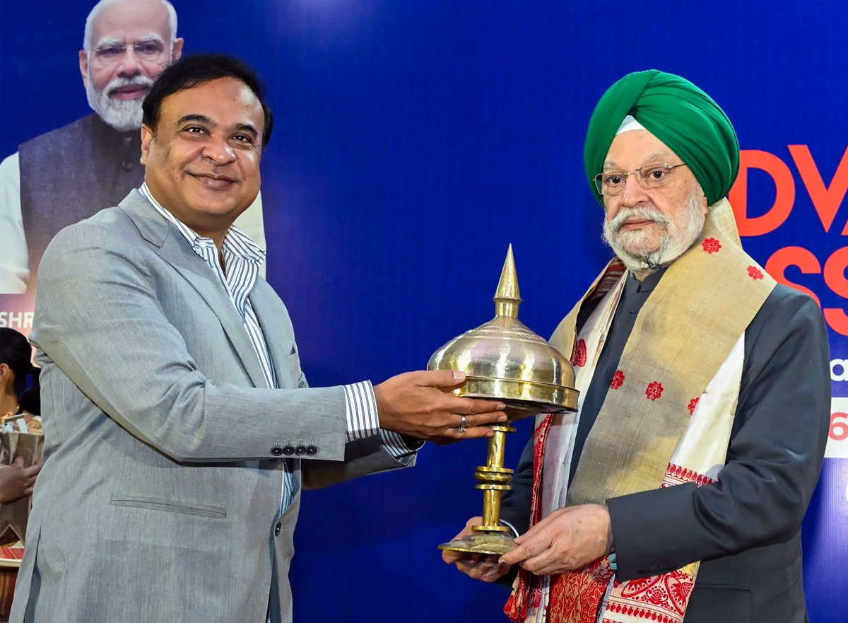 prassenjit's tweet photo. BIG NEWS from Assam!
Assam is set to TRANSFORM India’s Energy Game! Massive ₹1 Lakh+ Crore investments signed at Advantage Assam 2.0 Summit, spotlighting the state as India's hydrocarbon powerhouse, under the vision laid out by @himantabiswa and @HardeepSPuri.
A Thread 👇