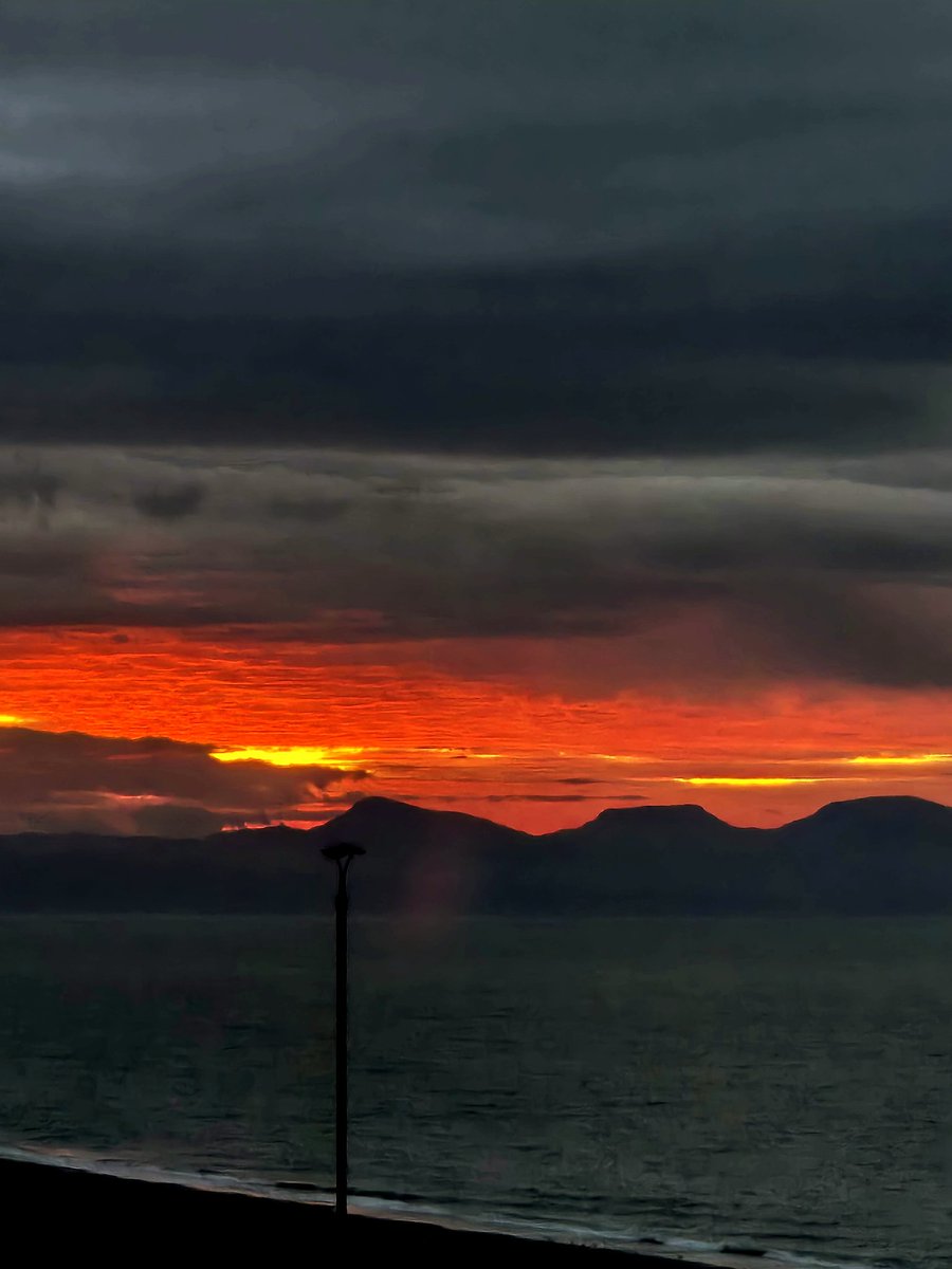 LZellas's tweet image. Something creeping up behind the Harlech mountains, just now - 
#saturdaysun