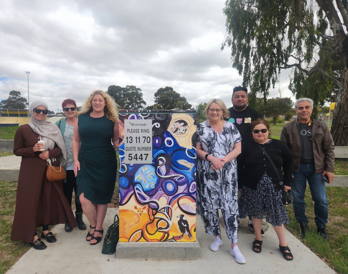 RetroTecher's tweet photo. The last year has seen me working on a number of major fine #art projects, including four commissioned works for @bigbuildroads  🎨  I can share some exciting news soon about a new, solo Winter exhibition in Melbourne's west 🤩 Stay tuned!  📻 

#Artist #Painter @RosSpenceMP https://t.co/Kk1F30YFg5
