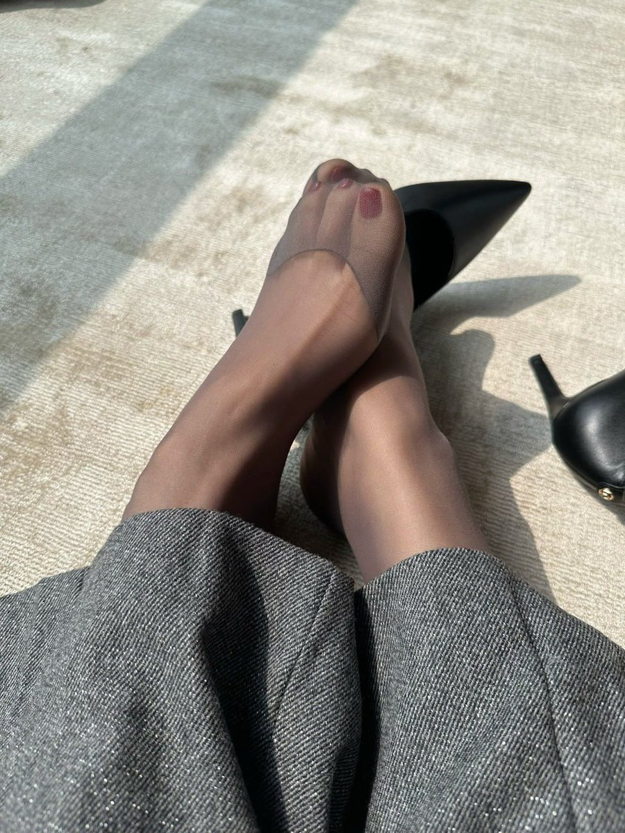 祝我女神节快乐吧～
#恋足 #丝袜 #脚底 #足交 #踩射 #女王 #贱狗 #美腿 #黑丝  #自慰 #调教