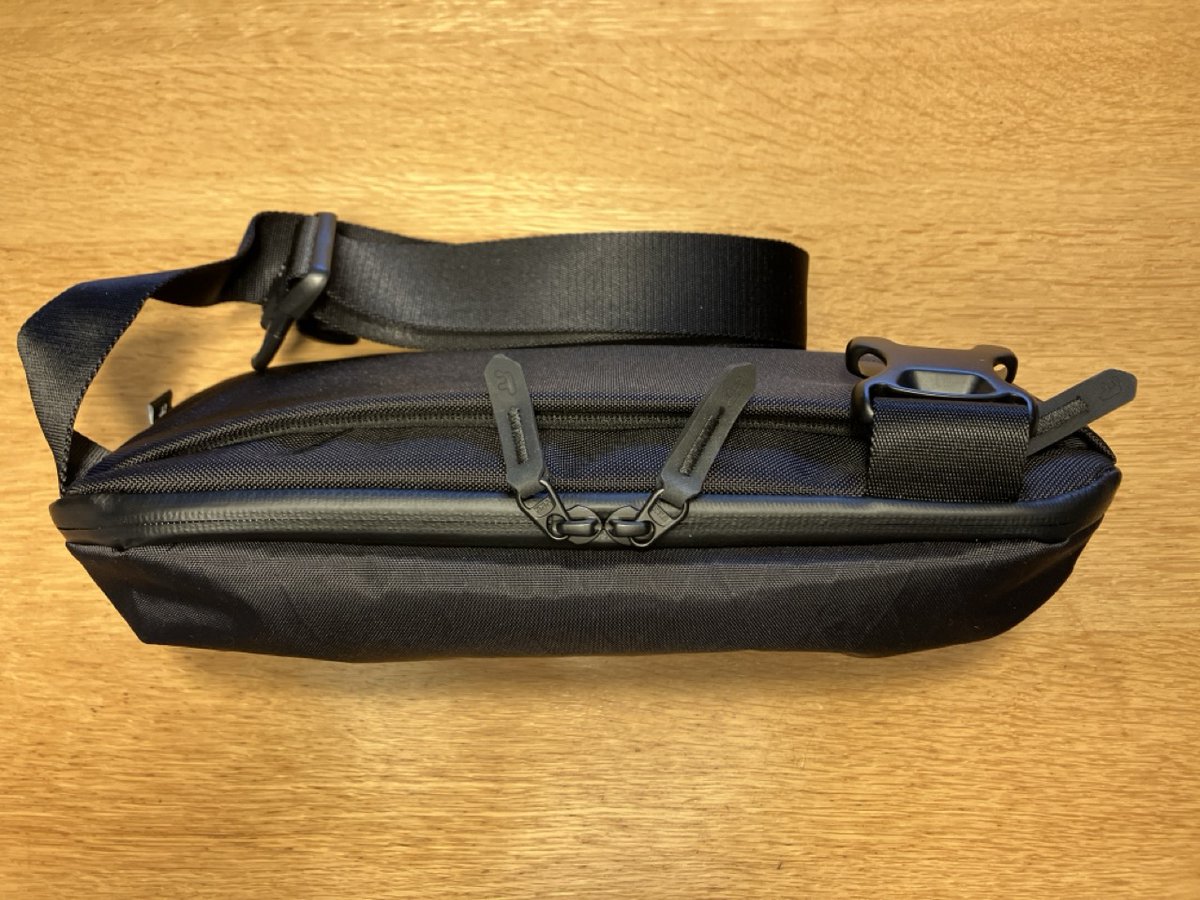 HeavyPeat's tweet image. ALPAKAのSLING &amp;amp; SHOULDER ブラックはいくら待っても再販されないので、tomtocのExplorer-T21 X-Pacを購入しました。
予想以上にカッコ良い・使いやすい・コスパが良く大満足です。
容量は3Lですが、スターバックスの長さ22cmのステンレスボトルを入れても、まだ6cm余裕がありました。
#tomtoc #Xpac