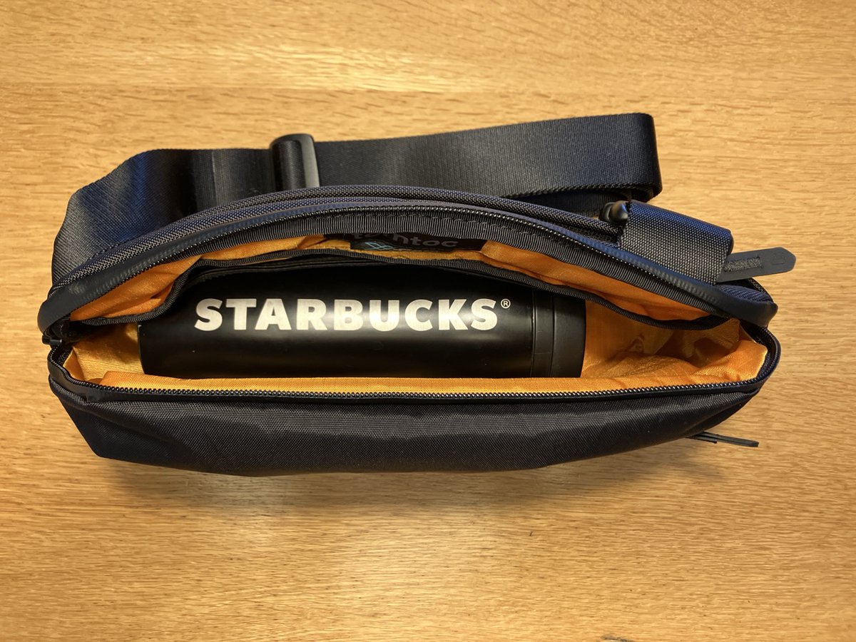 HeavyPeat's tweet image. ALPAKAのSLING &amp;amp; SHOULDER ブラックはいくら待っても再販されないので、tomtocのExplorer-T21 X-Pacを購入しました。
予想以上にカッコ良い・使いやすい・コスパが良く大満足です。
容量は3Lですが、スターバックスの長さ22cmのステンレスボトルを入れても、まだ6cm余裕がありました。
#tomtoc #Xpac