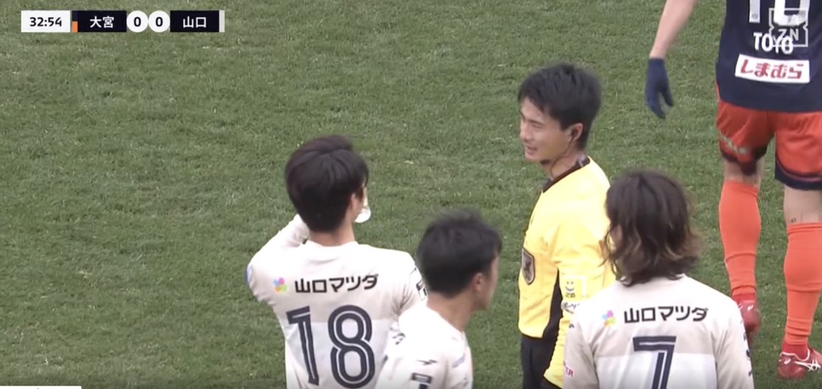 foskyot's tweet photo. 椎野主審、前半だけで２つ重大ミス（16分、31分）。 カードの基準がバラバラにより試合は治安悪化😢 そして解説者はなぜかレフェリーを擁護。 なぜこの審判をVARのないJ2で起用するのか、ジャッジが必要。アマチュアレベル。 #大宮山口 #J2 #Jリーグジャッジリプレイで取り上げて https://t.co/TxTimr3KA6
