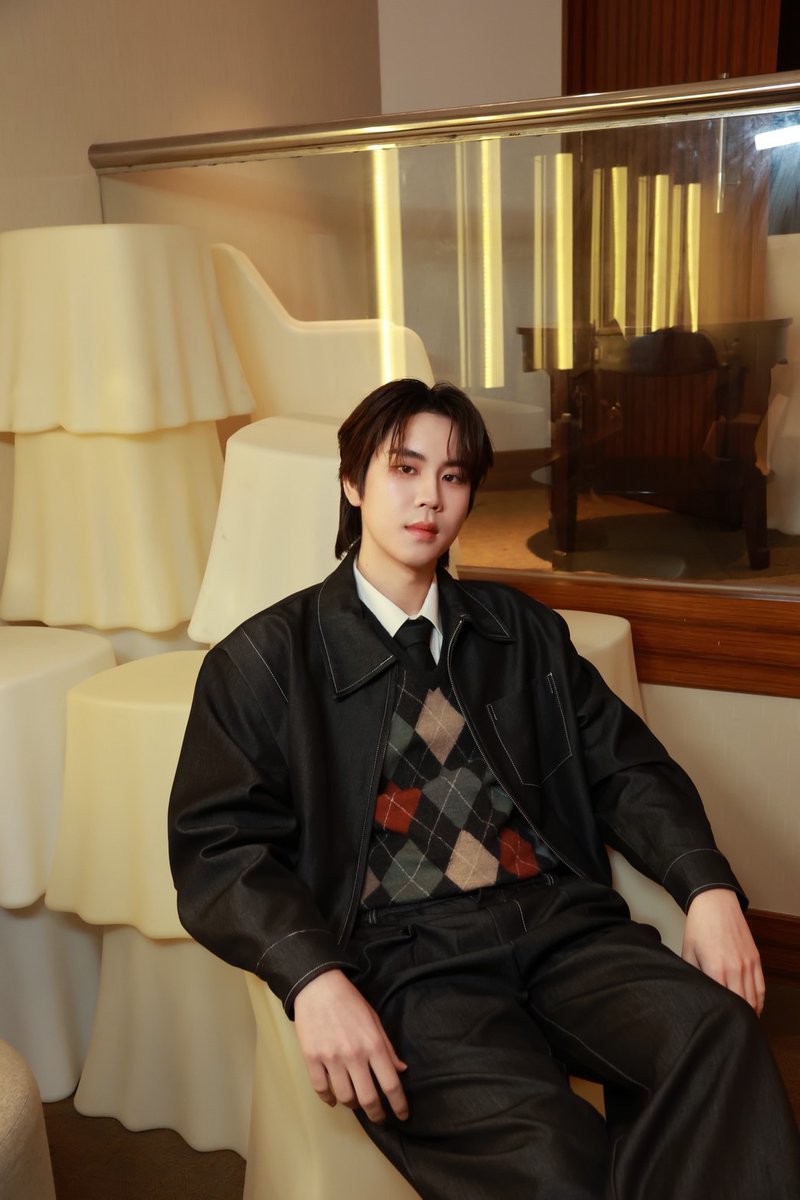 GMMTV's tweet photo. 🎊准备好要见我了吗~？我做好准备要见大家了！ 今天一定要一起玩儿得开开心心喔~

🎊พร้อมจะเจอกันหร���อยังครับ ตอนนี้ผมพร้อมเจอทุกคนมากกก แล้วมาสนุกกับงานวันนี้นะครับ 

#Prem1stFanPartyinGuangzhou
#GMMTV https://t.co/V1u5kJ20QN