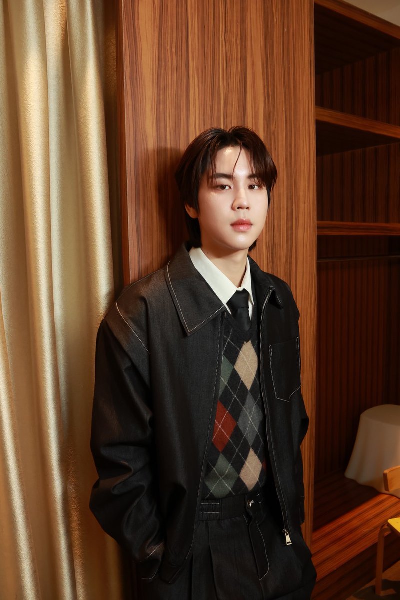 GMMTV's tweet photo. 🎊准备好要见我了吗~？我做好准备要见大家了！ 今天一定要一起玩儿得开开心心喔~

🎊พร้อมจะเจอกันหร���อยังครับ ตอนนี้ผมพร้อมเจอทุกคนมากกก แล้วมาสนุกกับงานวันนี้นะครับ 

#Prem1stFanPartyinGuangzhou
#GMMTV https://t.co/V1u5kJ20QN