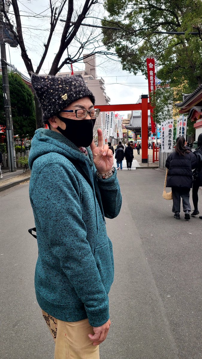 nabbitchan's tweet photo. 久しぶに大須に来たよー！！
聖さんうっかり薄着で来てもうて寒そう🤣🤣なので古着屋でベスト購入✨✨
さて、今日も食べるどーー！！！
#大須
#食べ歩き https://t.co/EhiZObWlAD
