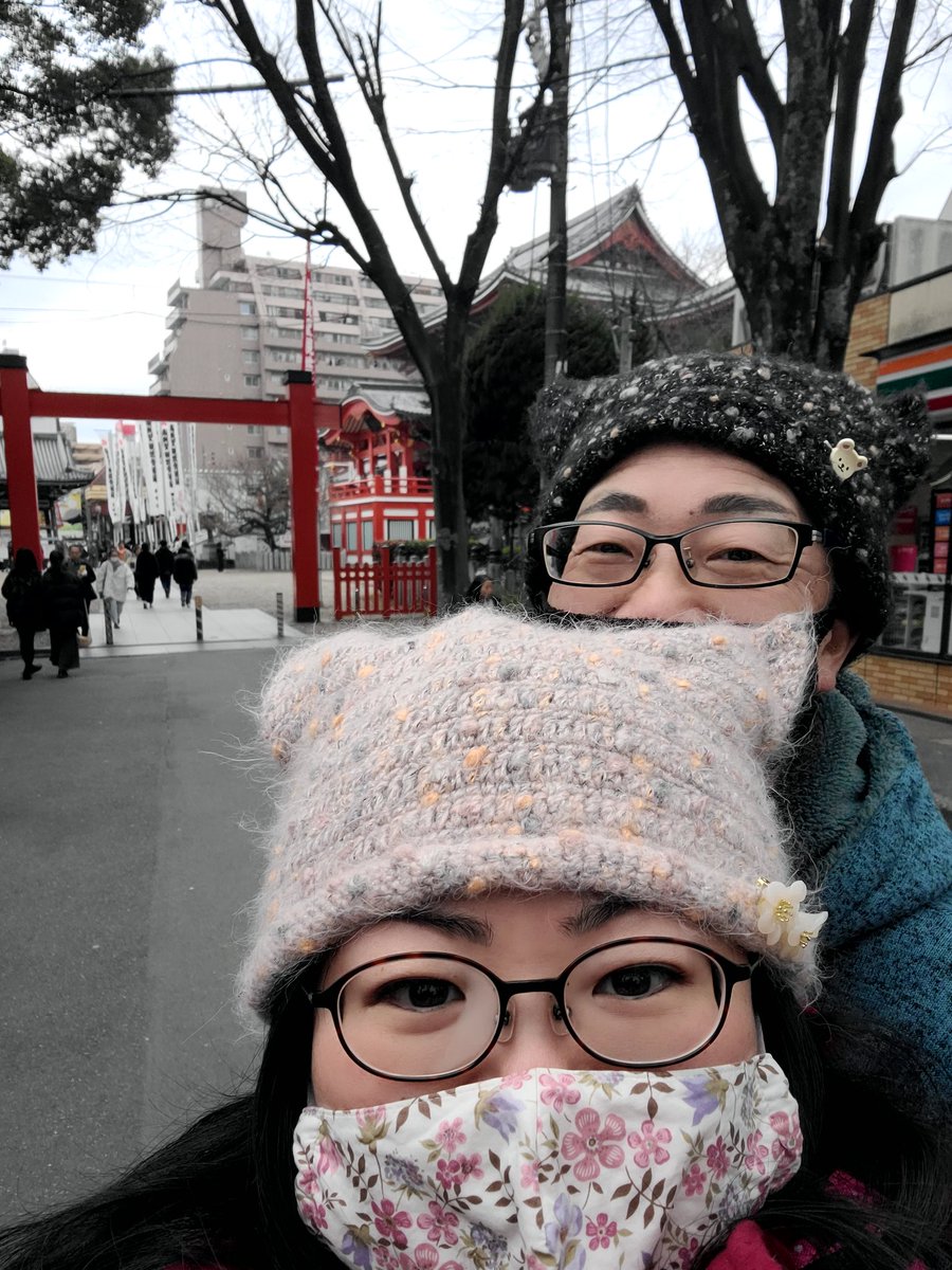 nabbitchan's tweet photo. 久しぶに大須に来たよー！！
聖さんうっかり薄着で来てもうて寒そう🤣🤣なので古着屋でベスト購入✨✨
さて、今日も食べるどーー！！！
#大須
#食べ歩き https://t.co/EhiZObWlAD
