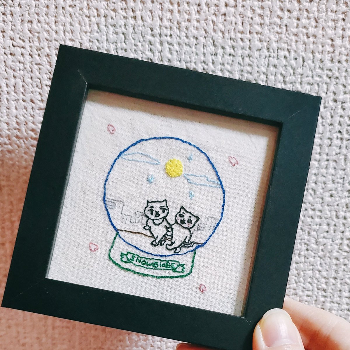刺繍絵

『夜散歩の
　　　スノーグローブ』

高円寺・猫の額さんに
追加納品しました🐾

これからお越しの方は是非
ご覧頂けますと嬉しいです🌝