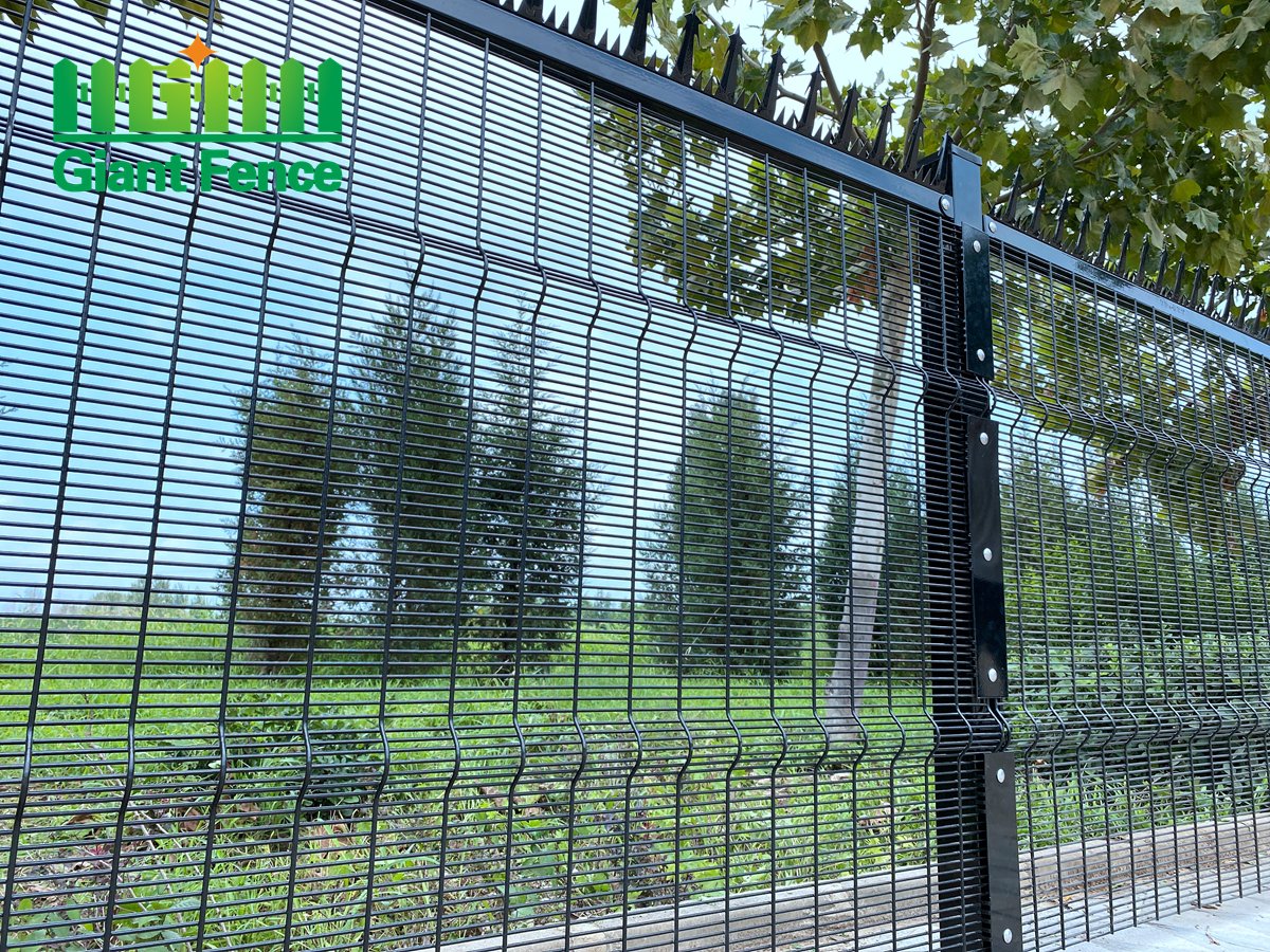 GiantFence's tweet image. Experience the flexibility and strength of our bending fences. Ideal for modern architectural needs. #FenceNet #InnovativeDesign”#metal #mesh #manufacturing #giantfence #manufacture #safety #giantfence #chinafence #fence