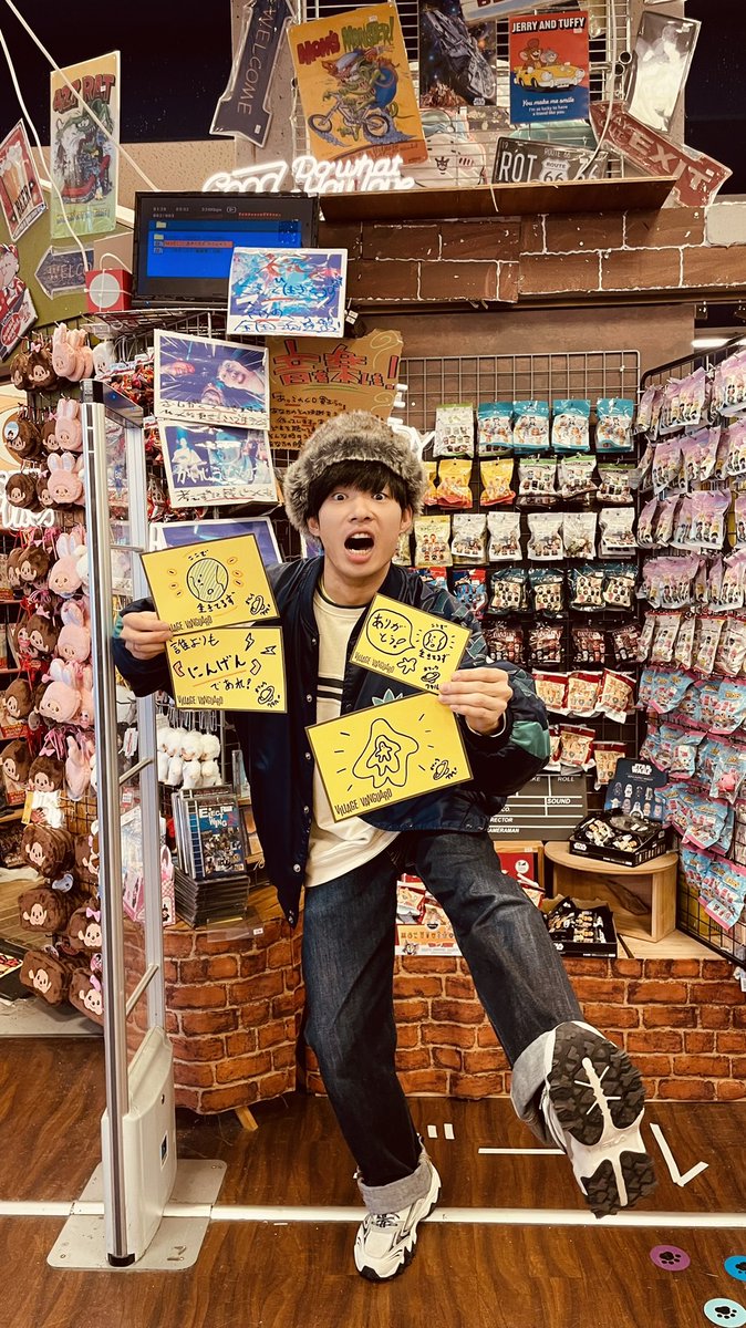 vv_kochi's tweet photo. 【🌍！ご来店速報！🌍】
現在地球で勢力的に活動中のバンド、
ここで生きてるずオリュウワタル氏ご来店！
特典POPと店頭用にコメント頂きました！
特典サインPOPは限定1枚先着で付けてます。
本日高知river.にて弾き語りライヴあり、
知らない人早めに出会っといた方が良いっすよ。ここで生きてるず。 https://t.co/4TzEJ2YbCt