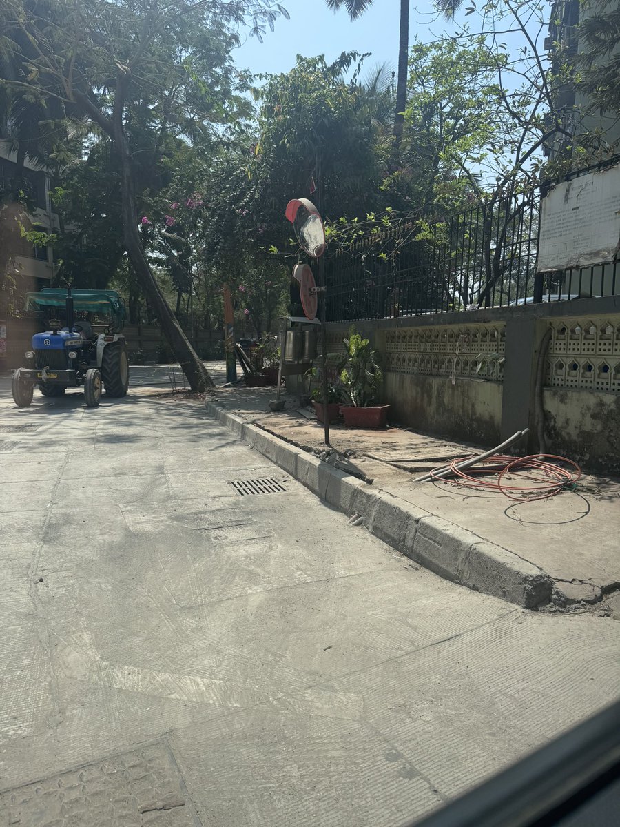mumbaikar2017's tweet photo. Perfectly good footpaths are being broken and rebuilt. Same happened with the road previously and now this. Why @mybmc ? @mybmcwardKW https://t.co/LaALJmlrQ5