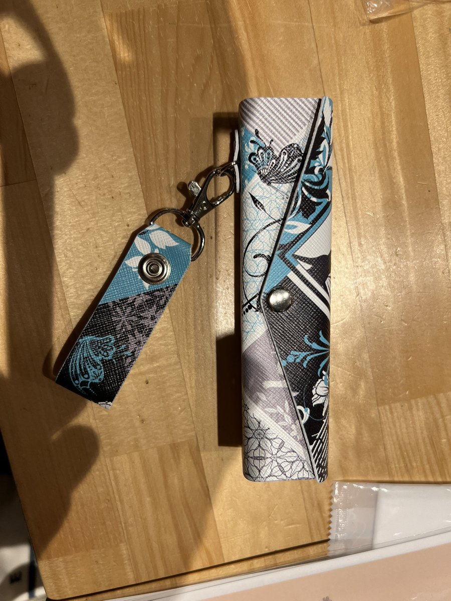 メンズは鞄が小さければ小さいほどいいのに財布にダーツケースにハンカチにタバコにスマホ…結局そこそこのサイズの鞄になってしまう！
そこでこれよ！！このダーツケースまじで神！！ダーツ投げ行くのにでもクラッチバッグで行ける！最高🙆‍♂️あと可愛い✨
#rev.
<a href="/saki_mi_ki_ko/">市川 沙樹🐈🐈🤍</a>