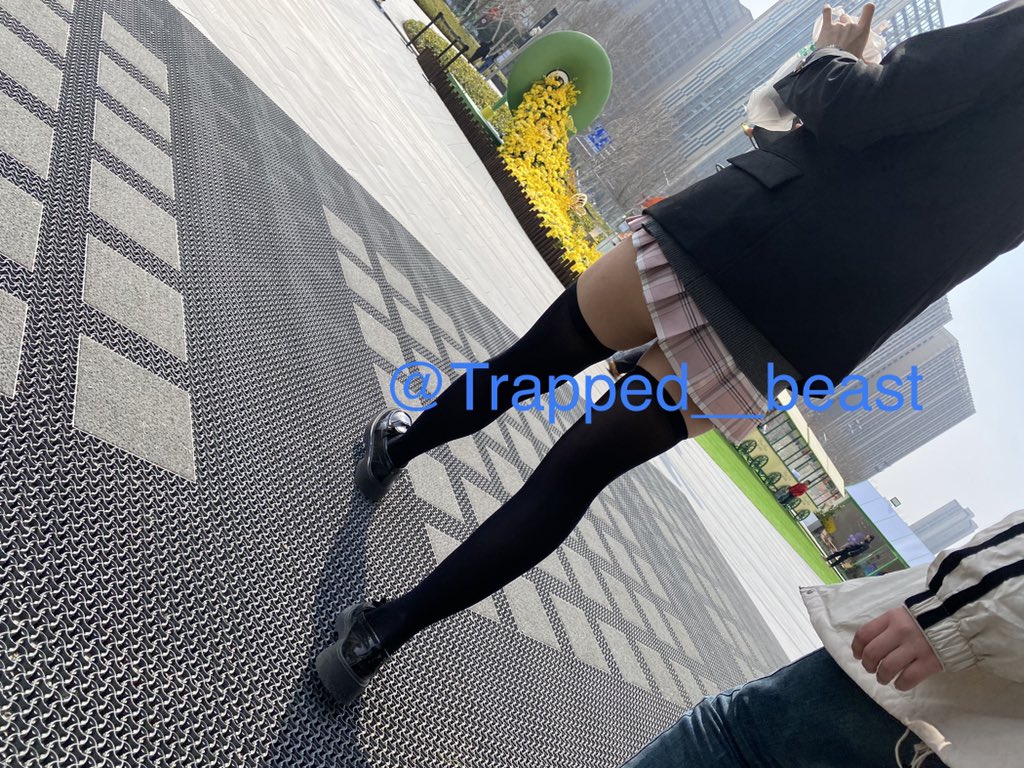 Trapped__beast's tweet photo. #狗短jk #过膝袜 #小皮鞋 #jk #街拍 饱眼福了哈哈哈哈 https://t.co/oCXfSA0yn8