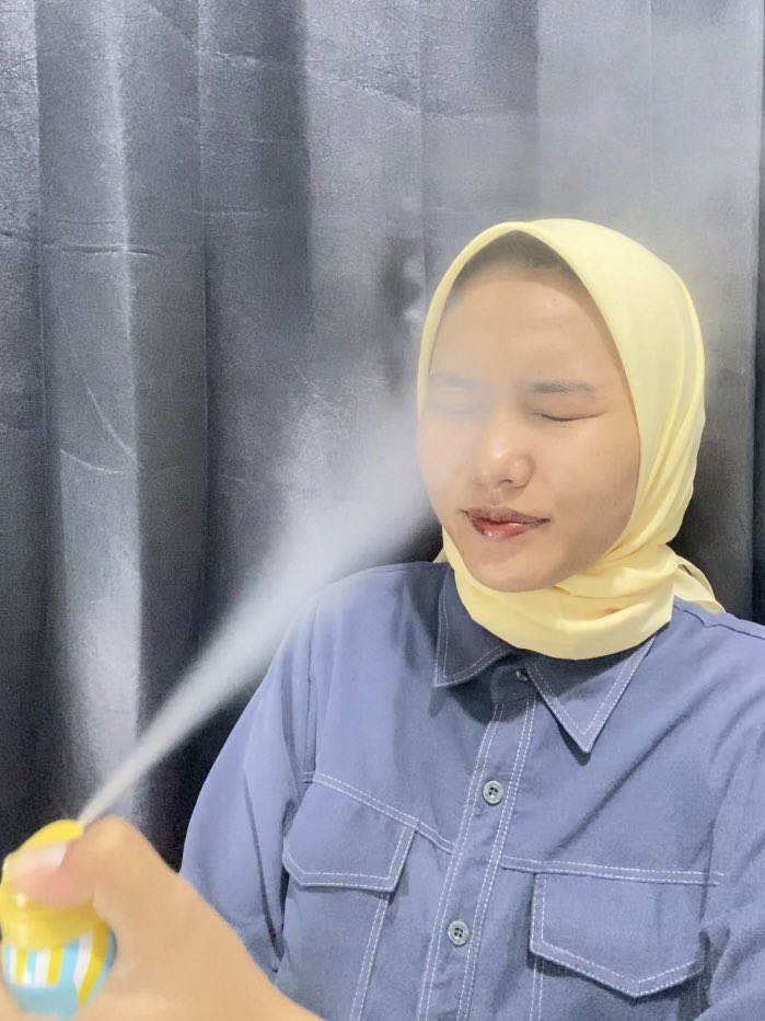 puasa gini cuaca panas &amp; kulit jadi kering banget🥹 tapi tenang aja! seharian bikin kulit jadi seger cuma pake Sunscreen Ceraspray Azarine 👍🏻 edisi lagi fomo pake ini krn lagi seliweran terus🙈
