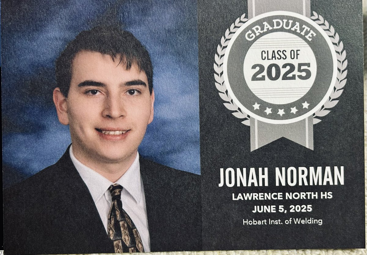 Amy_E_Norman's tweet photo. Itโs getting real! @LNHSwildcats @ @LCHSBears graduation is just 3 months away! Senior portraits just came in. J got accepted to Welding School. #timeflies #proudmom #LTPride #HSgraduation @Isaac_with_2As ๐๐ง๐ฝโ๐ https://t.co/oQnj3ohPia