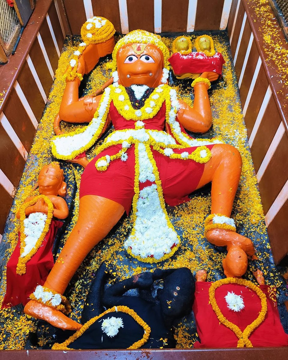 प्रयागराज के श्री बड़े हनुमान मंदिर से कीजिये लेटे हुए हनुमानजी के दिव्य दर्शन।🙏🚩