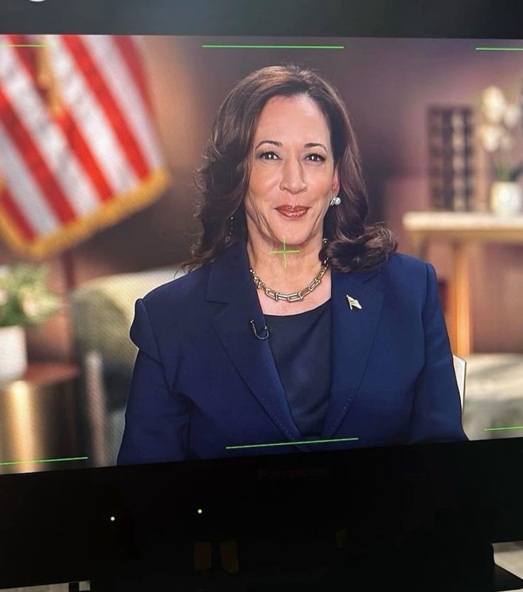 madamedevi's tweet image. either california or the whole united states of america, it&apos;s your call. 🤍 

with kamala, by kamala, for kamala.