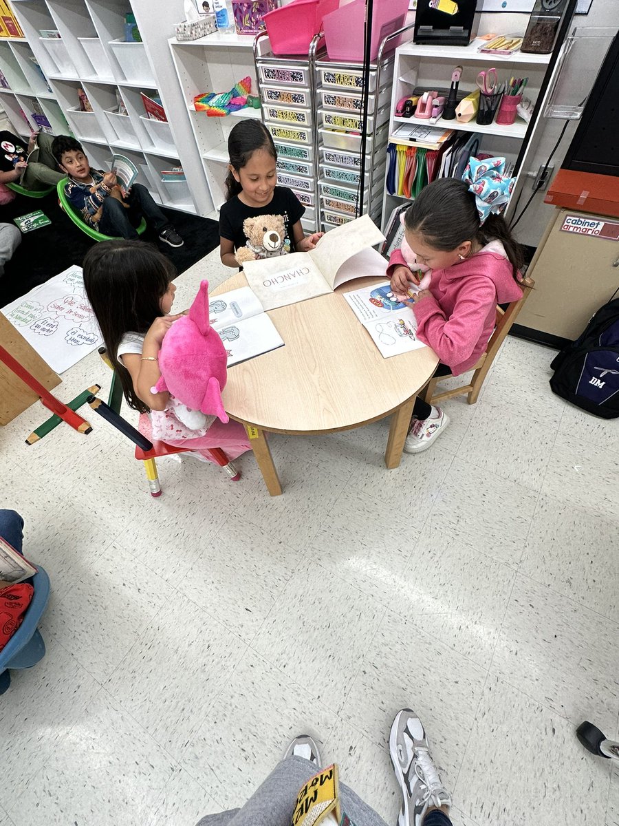 debbieteach3's tweet photo. Stuffed animals before spring break! 📚🤓 https://t.co/ytWw9W7XEY