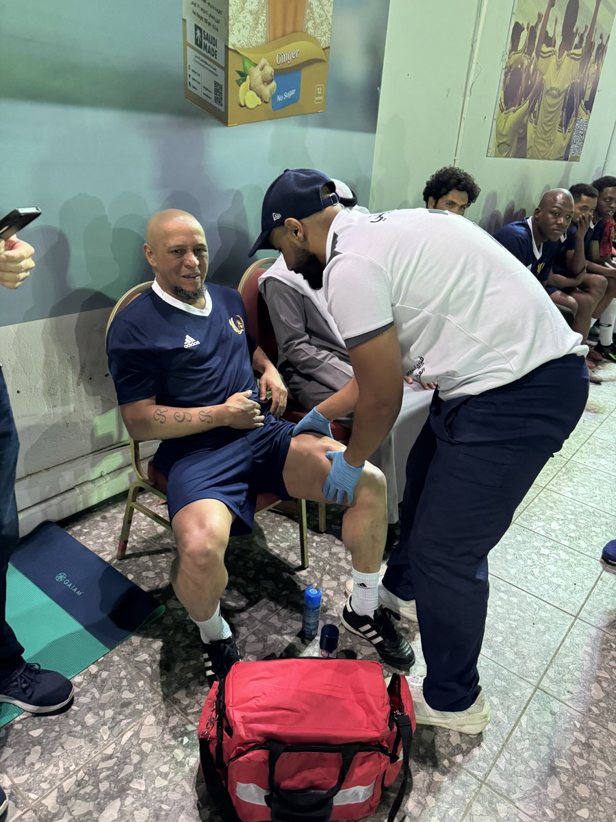 khaldini's tweet photo. علاج الاسطورة روبيرتو كارلوس.. @Oficial_RC3 .
بعد ذلك اكمل الشوط الاول 🙏🏼❤️👑. https://t.co/V7pXfN5do6
