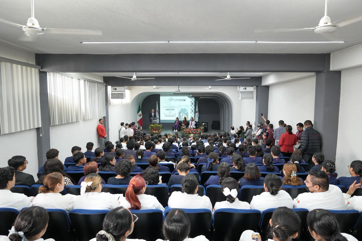 AlcanceDiario's tweet photo. 🗣️Alumnos de la #UDAL y Universidad Cristóbal Colon, en #PueblaCapital, asistieron a la #conferencia “Construyendo los Derechos desde la Capital Imparable”.
El objetivo de concientizar en materia de #Derechos Humanos. https://t.co/TKXaYDAFf7