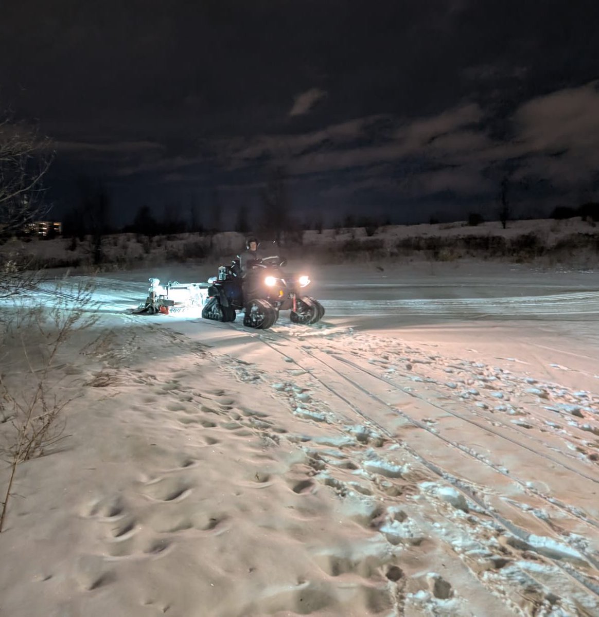 Our volunteers are out this evening getting the trail ready for the weekend. 🙌❄️