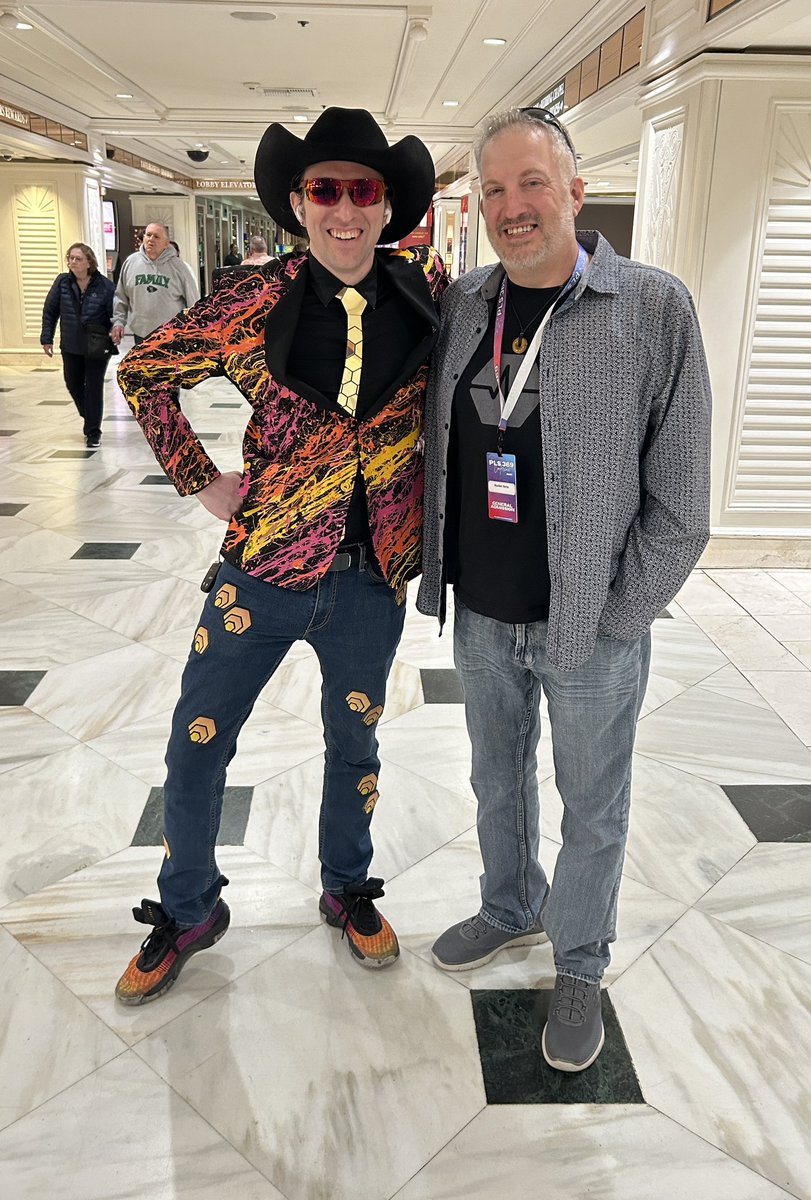 ivamichele's tweet photo. Ran into Mati on the way out. 👍 #PulseChainTour https://t.co/Otae10n9NP