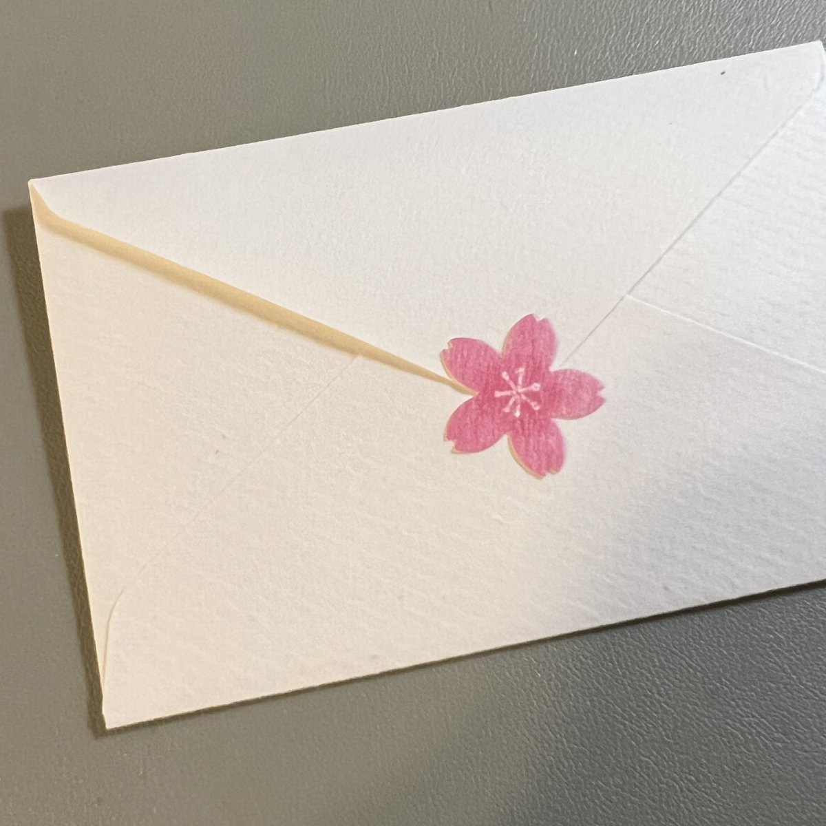 miho__work's tweet image. 最後の原稿に手紙を添えて✉️
普段はスマホやPCばかりだけど、
どうしても“手書き”で伝えたくなった。
文字起こしをしながら、その人の歩んできた物語に触れ、その想いを自分の文字で届けたくなったから🕊️
デジタル全盛の時代でも、やっぱり手書きには特別な力がある💌