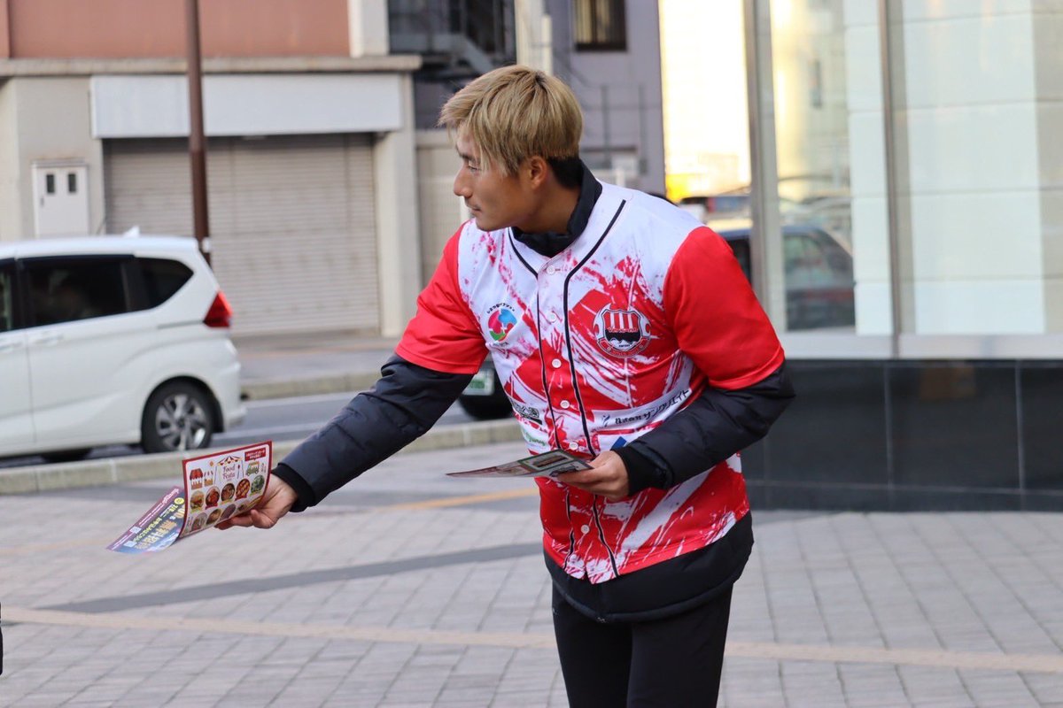 VERSPAH's tweet photo. ／
　開幕戦に向けて📣
＼

明日の開幕戦に向けて大分駅にて選手、スタッフでチラシ配りを行いました！周りの方を誘ってみなさんでご来場ください🎪

いよいよ明日開幕⚽️🔥
会場でお待ちしております！

試合情報はコチラ▶️
https://t.co/HdAqkntpHX

#ヴェルスパ大分 https://t.co/GxgJN58cV8