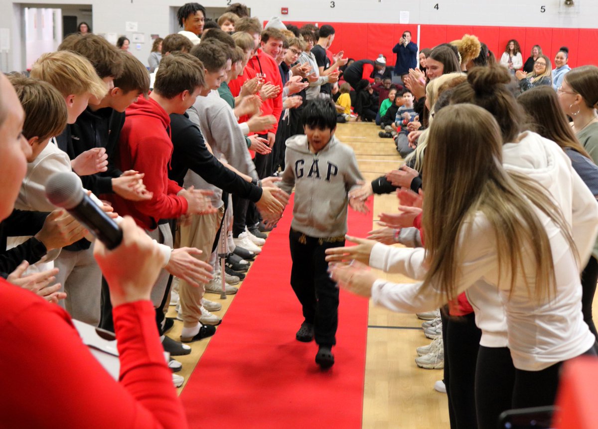 fcsdathletics's tweet image. A great afternoon of serving at Central Elementary as our student-athletes assisted @Shoesforsuccess surprise and deliver brand new Nike shoes to our Fifth Graders!

#FairfieldPride #OneTribe