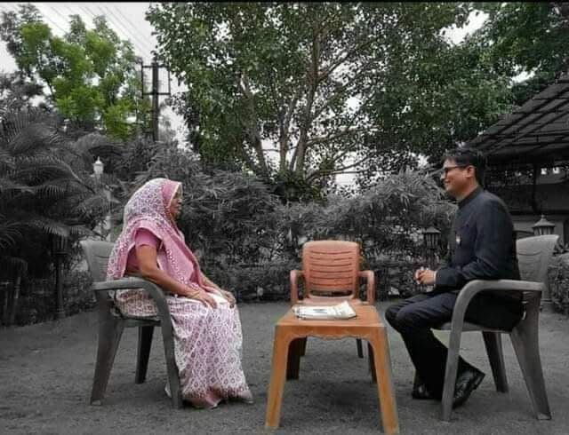 सभी को अंतराष्ट्रीय महिला दिवस की शुभकामनायें...जब मैं 12वीं पास हुआ तो मुझे बाबूजी की अनुकम्पा की सरकारी नौकरी मिल सकती थी, लेकिन मेरी चौथी पढ़ी माँ ने मुझे अनुकम्पा की सरकारी नौकरी के लिये मना करके कुछ बड़ा करने के लिये कहा, और मैं IAS के लिये चयनित हुआ था। मेरी प्रेरणा मेरी