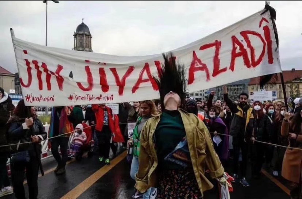 hasandgdvrn's tweet photo. #JinJiyanAzadi https://t.co/y12PlkUOiE