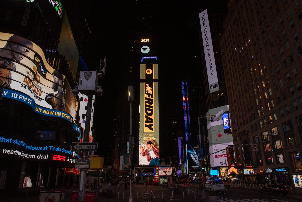 bts_bighit's tweet photo. Guess who's on Times Square!
Thank you @spotify for the support!

🎧 https://t.co/hIYWZK0VCA

#jhope #제이홉 #jhope_SweetDreams https://t.co/IYvpo7DZFc