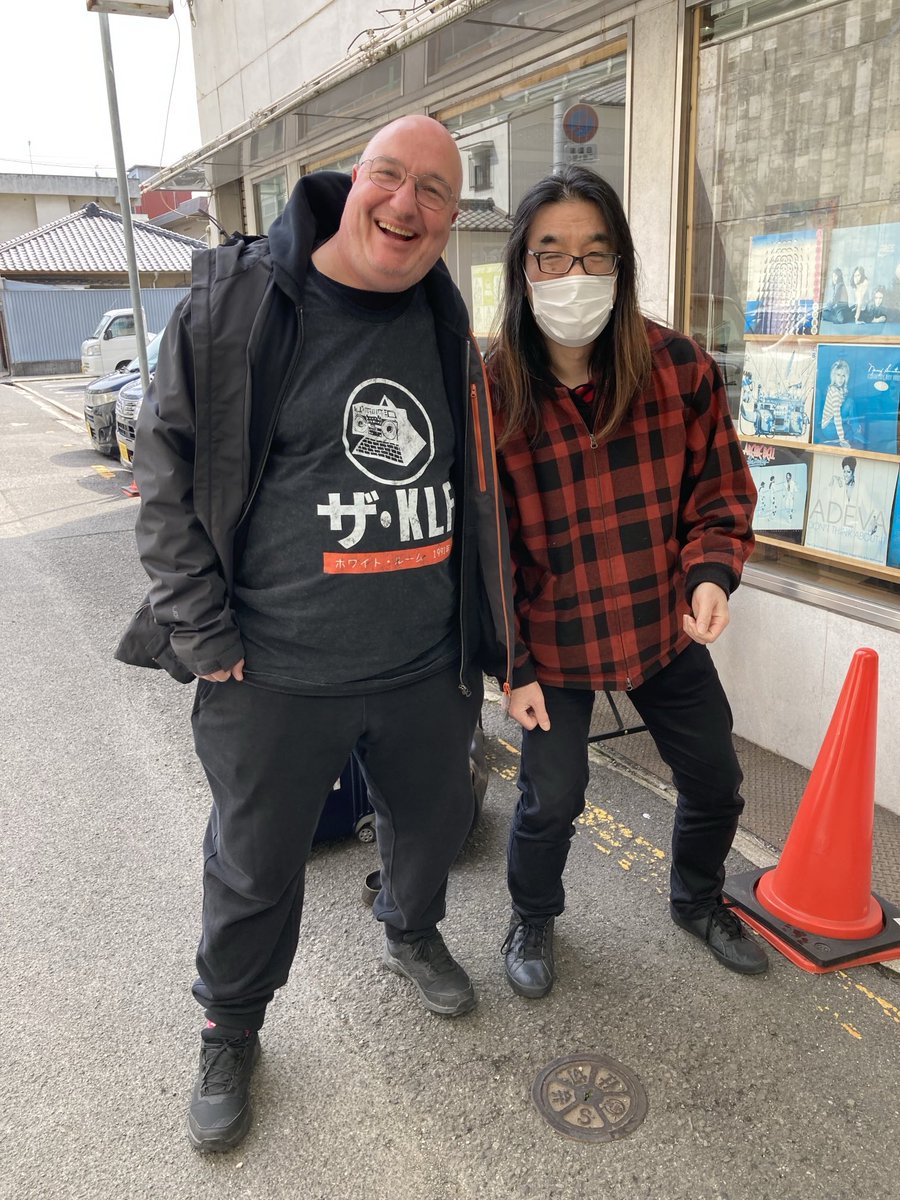 WAXgate303's tweet image. from UK🇬🇧
朝お店にくると以前お店に来てくれたことのあるKLF友達が来てくれてた！Tシャツが最高。時間がない中、ULTRAVOX,ANNE CLARK等レコード買ってくれた😄有難う〜