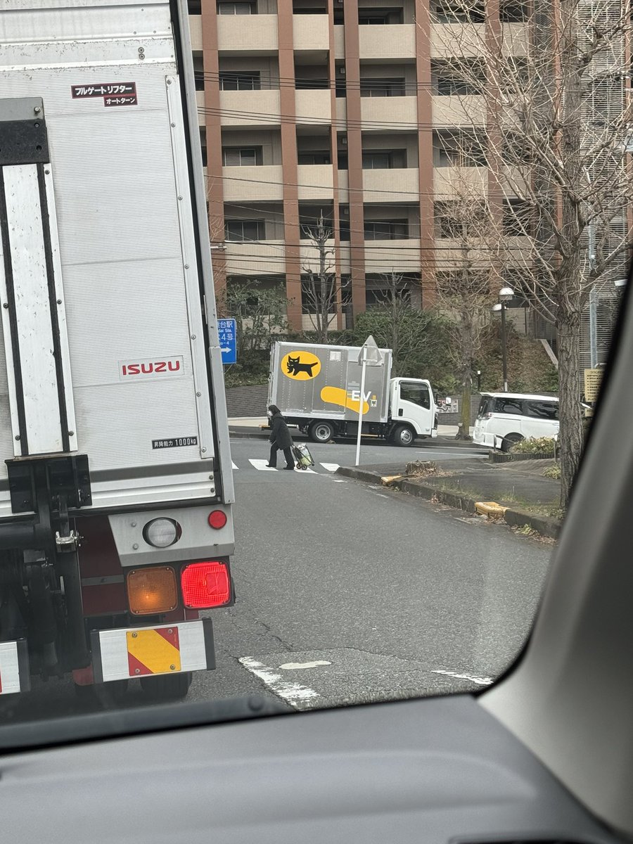 109lander's tweet photo. このヤマトやばすぎん？
忙しいのわかるけど交差点に停めて荷扱いするかね
246まで伸びちゃってめちゃくちゃ待ったぞ https://t.co/nKRuhGWK5C