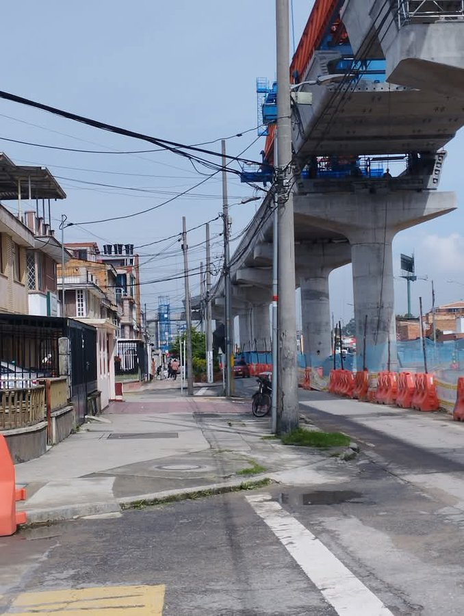 Vean esta foto del metro elevado de Bogotá, y ahora imaginen que son ustedes o sus familiares quienes viven en estas casas.

No me cansaré de decirlo: esta obra es un crimen urbanístico, social y económico, pero como pasa por zonas pobres, a nadie le importa.

Qué horror.