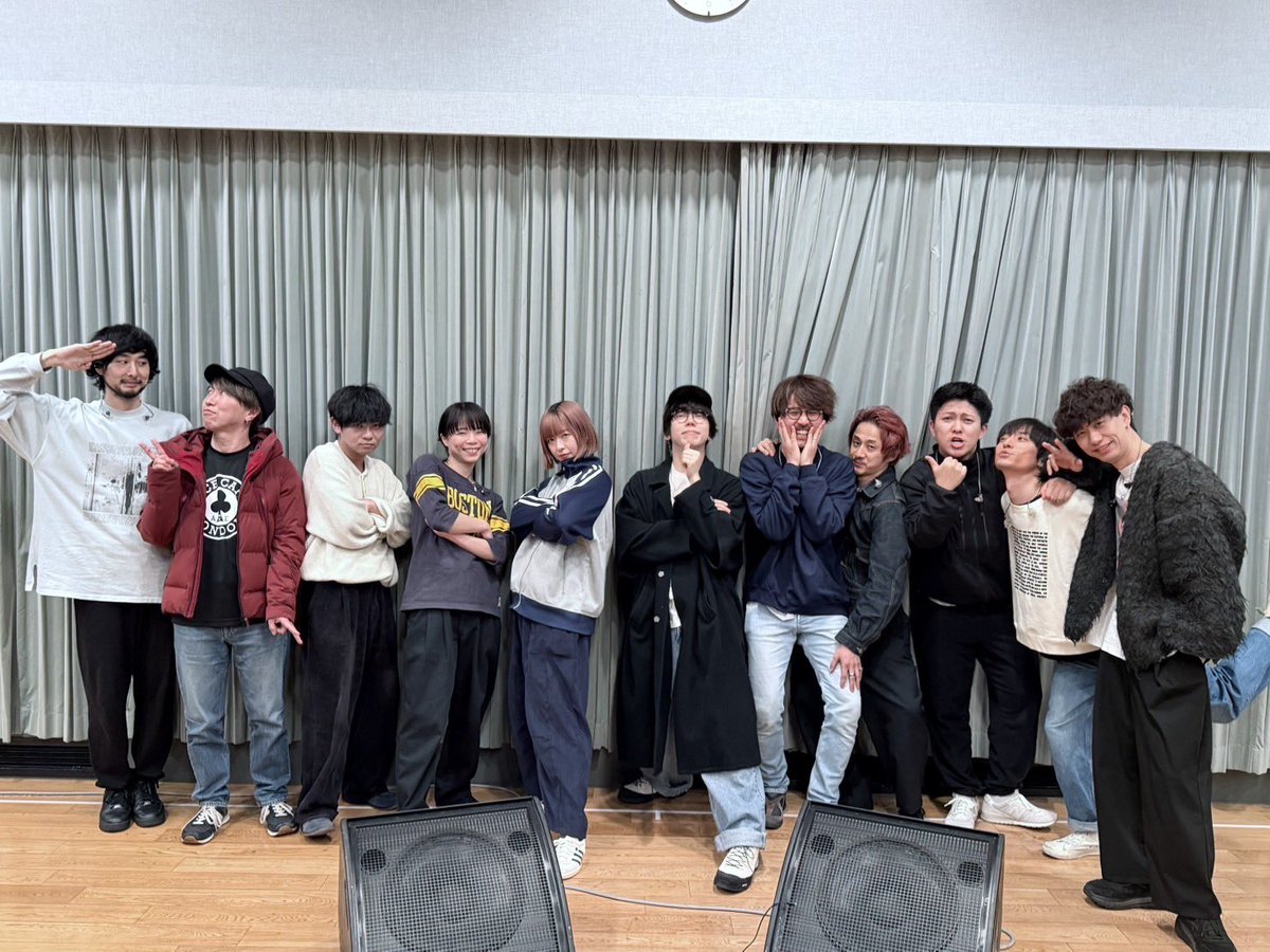 tomo_sumika's tweet photo. 無事全員揃って新しい旅に出発できそうです。この日をどれだけ待ち望んだことか。
きっと色々あると思いますが、大好きなみんなと一緒にたくさん笑っていきたいと思います。
全32公演、大事な大事な「Vermillion's」ツアー、楽しんでいきましょー！ https://t.co/A7TXsZH4Op