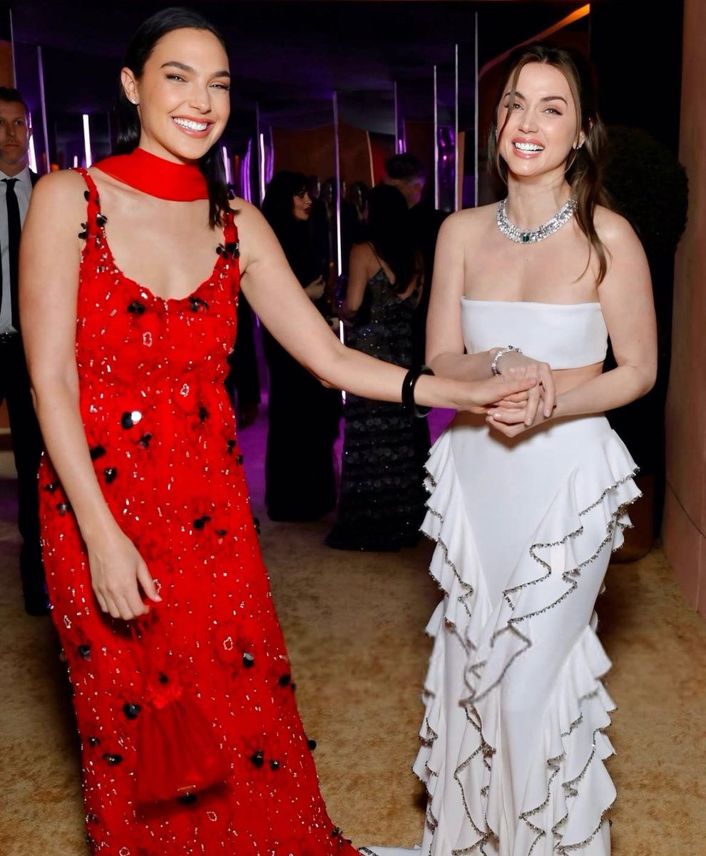 BollywoodITV's tweet photo. #GalGadot and #AnaDeArmas https://t.co/nxAI9aBY6H