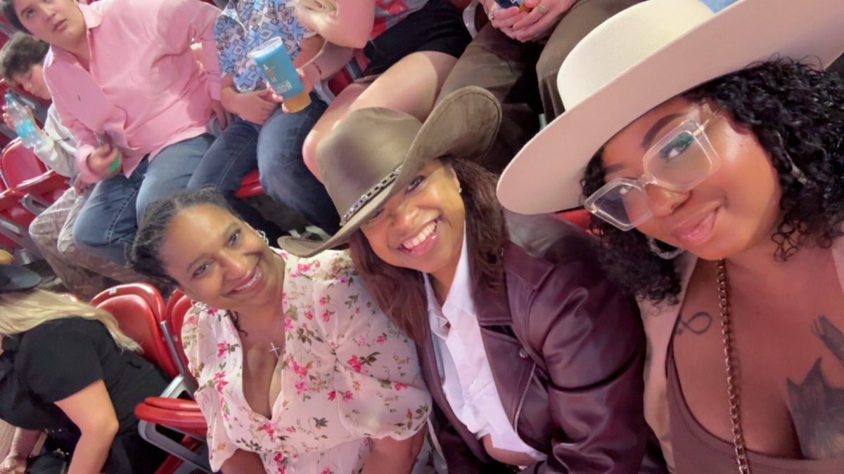 cooltwin's tweet photo. #RODEOHOUSTON Here we gooooo https://t.co/ytdN76anWO