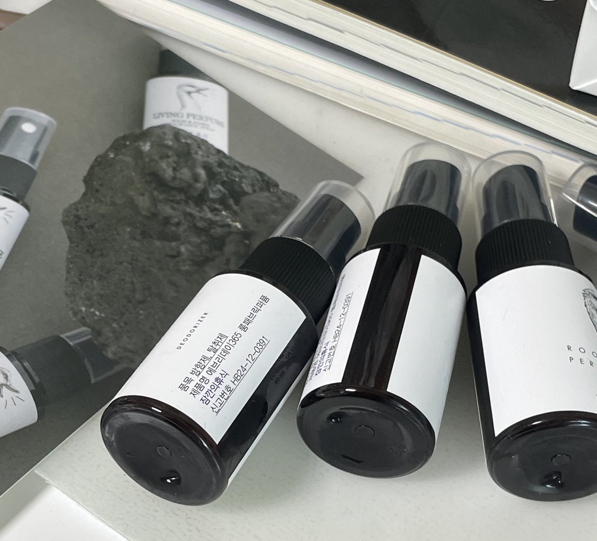 2025 고수 왓츠인마이백에 나온
뜰기님 향수 손민수햇더옴
3월2일에시켯고 오늘도착함
핸드메이드 상품이라 좀 오래걸렷대욤
여기서비싼호텔냄새나요