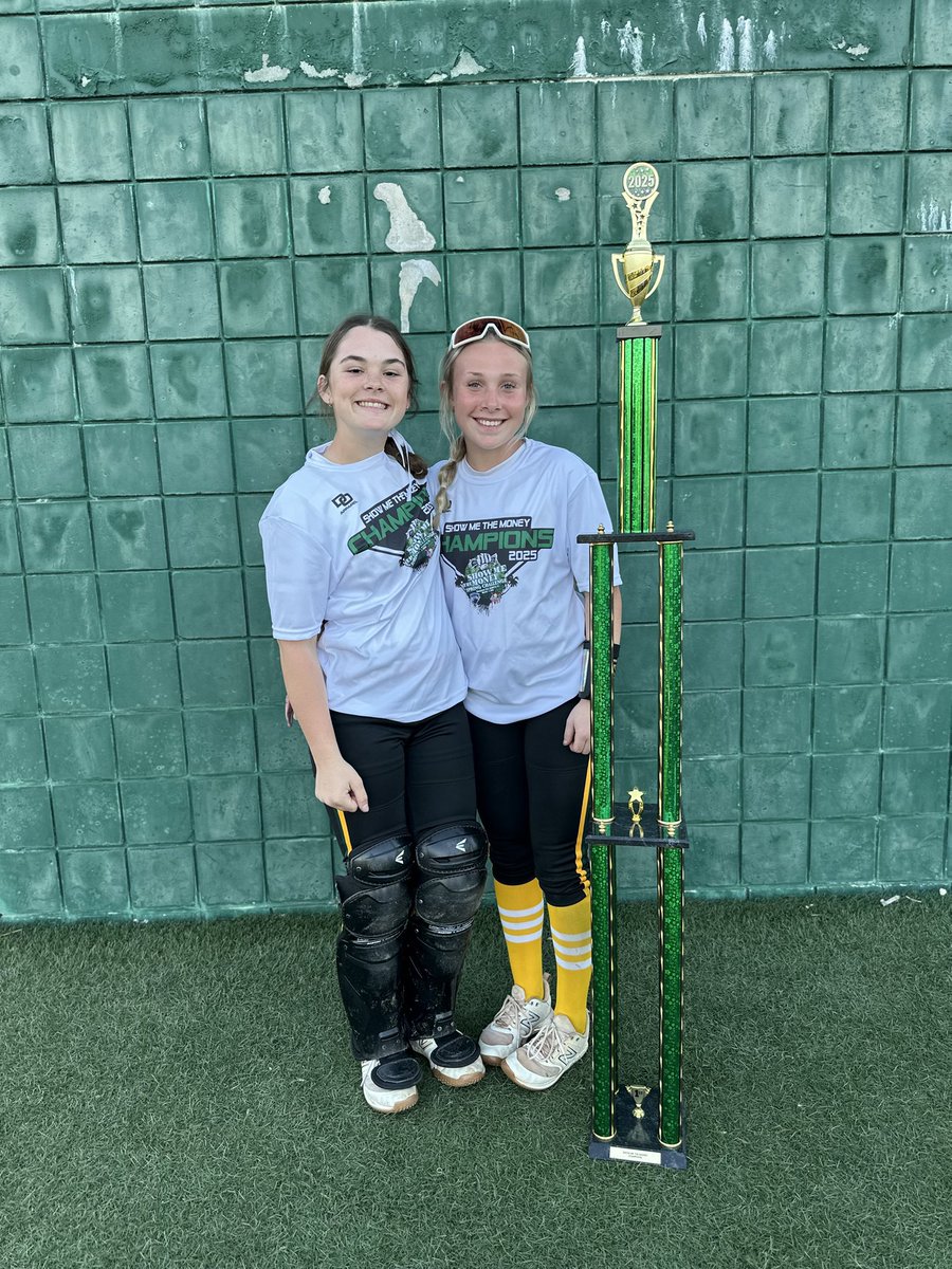 AveryMurphy2030's tweet photo. Had a great time last weekend in Newberry, FL at Show me the Money! We started off rocky but came out on top! Overall I had a great weekend with some clutch hits! Can’t wait to get back on the field with these girls in Kentucky! #bethestandard https://t.co/PLyK8oqLcC