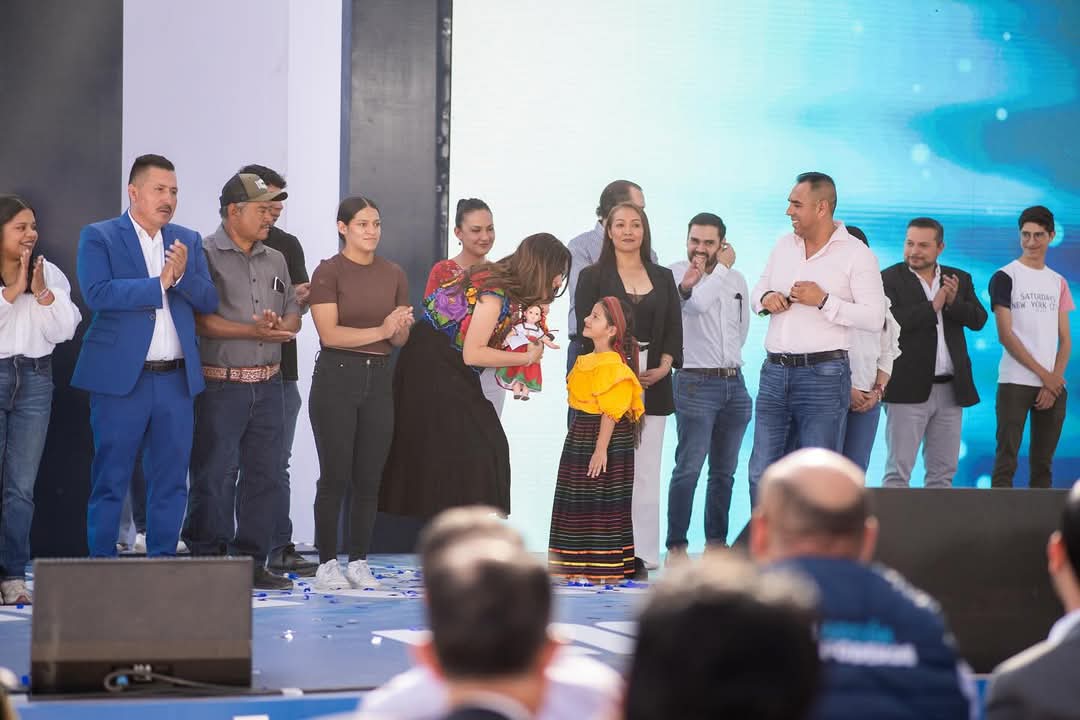 economiagente's tweet photo. ¡Felicidades Gobernadora @LibiaDennise! Hoy celebramos su #1Informe, reflejo de su entrega y compromiso con Guanajuato y su gente.
Desde la Secretaría de Economía reconocemos su esfuerzo por un estado próspero y unido. #1nformeLibia #Somos1ConLaGente https://t.co/uEgGZJQeSw