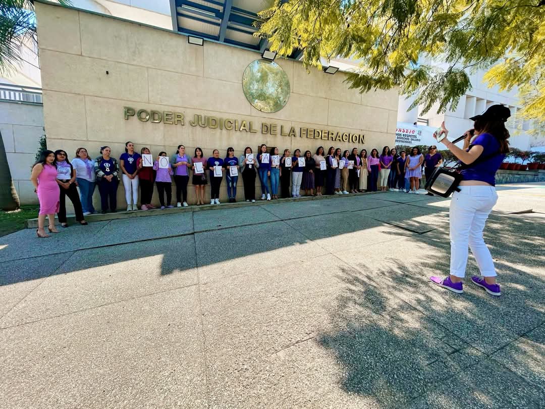 Enterate.

Bajo el lema de "No Llegamos todas" y de color morado, trabajadoras del #PJF en Xalapa realizan actividades en conmemoración del #8M2025, hoy viernes 7 de Marzo.

Publicación completa en:

facebook.com/share/p/1Wcryj…