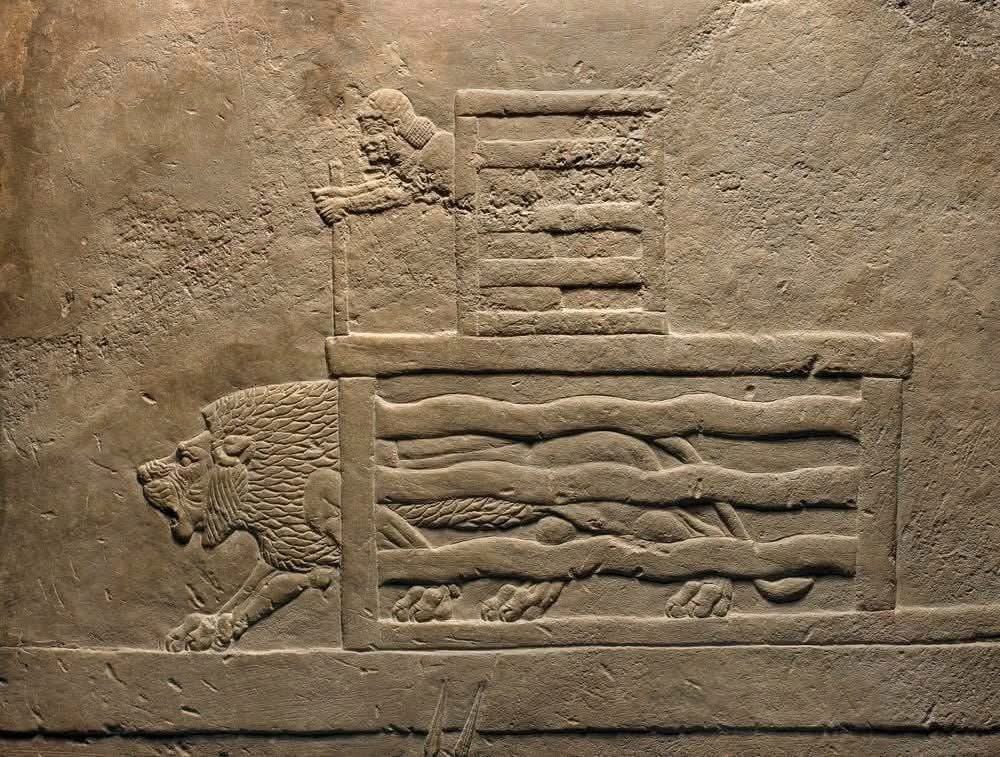 Museum_Iraq's tweet photo. نقش آشوري قديم يصور طفلاً أو شاباً محمياً بقفص، يطلق سراح أسداً منه.
هذه القطعة جزء من سلسلة تصور صيد الأسد الملكي من القرن السابع قبل الميلاد كان يقع في الأصل في القصر الشمالي لمدينة نينوى شمال العراق. https://t.co/07hX9ErvTw