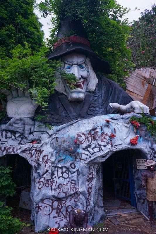 hauntorama's tweet image. Nara Dreamland, or just simply Dreamland, was a theme park near Nara, Japan, heavily inspired by Disneyland in California. It opened in 1961 and was in continuous operation until its permanent closure in 2006. This ride was their haunted house attraction. 
#DarkRide #HorrorFam