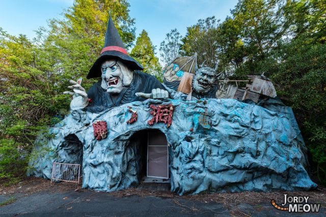 hauntorama's tweet image. Nara Dreamland, or just simply Dreamland, was a theme park near Nara, Japan, heavily inspired by Disneyland in California. It opened in 1961 and was in continuous operation until its permanent closure in 2006. This ride was their haunted house attraction. 
#DarkRide #HorrorFam