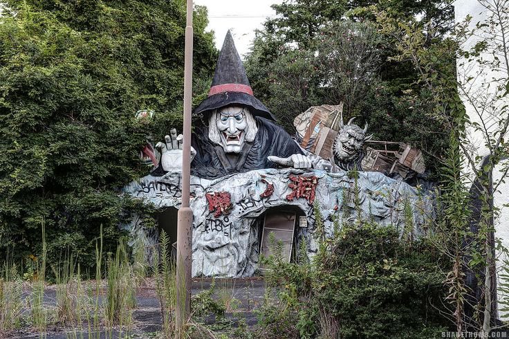 hauntorama's tweet image. Nara Dreamland, or just simply Dreamland, was a theme park near Nara, Japan, heavily inspired by Disneyland in California. It opened in 1961 and was in continuous operation until its permanent closure in 2006. This ride was their haunted house attraction. 
#DarkRide #HorrorFam