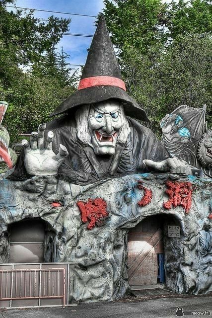 hauntorama's tweet image. Nara Dreamland, or just simply Dreamland, was a theme park near Nara, Japan, heavily inspired by Disneyland in California. It opened in 1961 and was in continuous operation until its permanent closure in 2006. This ride was their haunted house attraction. 
#DarkRide #HorrorFam